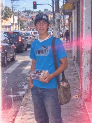 Leandro antes, vendendo doces na rua